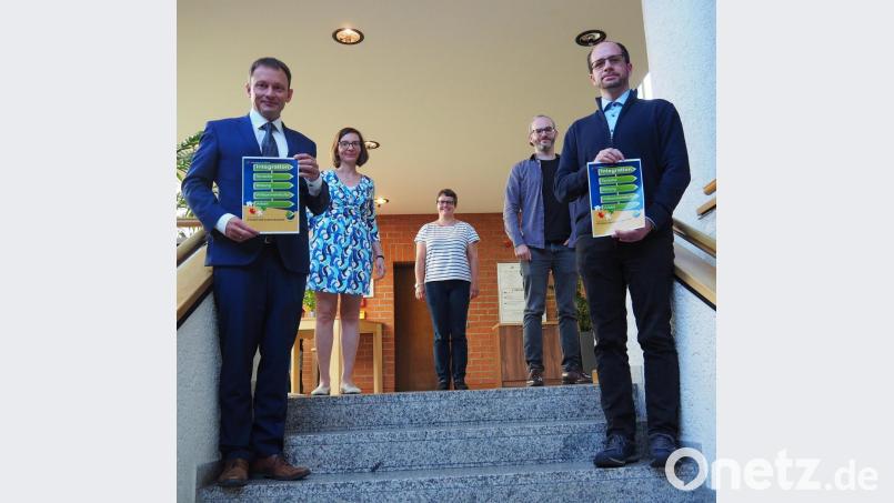 Autor Michael Meier vom Bildungsbüro der Stadt Weiden (Erster von rechts) stellt den neuen Bildungsbericht der Stadt Weiden zusammen mit (von links) Oberbürgermeister Jens Meyer, Stabsstellen-Leiterin Roswitha Ruidisch, Integrationsbeauftragter Susanne Reinhardt und Bildungsbürokollegen Kevin Fischer vor. Bild: Bühner