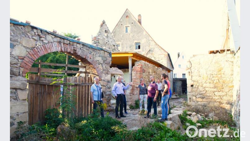 Der Bauausschuss mit Bürgermeister Johannes Reger am Bürgerhaus. Wo jetzt die Mitglieder stehen, soll zukünftig der Veranstaltungssaal seinen Platz finden. Bild: JOCHEN NEUMANN 
ERBENDORF