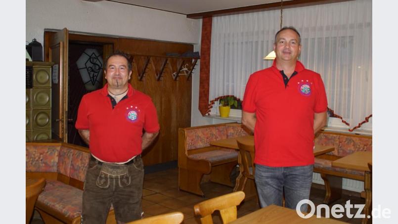 Bernhard Grau (links) wurde als Vorsitzender des Bayern-Fanclubs &quot;Wildes Bergvolk&quot; bestätigt, zu seinem Stellvertreter wählten die Mitglieder Marco Gräbner. Bild: mmj