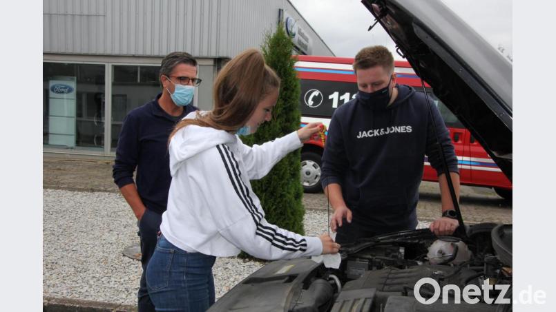 Anna-Lena Baumgärtl beim Prüfen des Motorölstandes. Die Fahrlehrer Otto Gradl (links) und Dominic Zeitler schauen genau hin. Bild: kro
