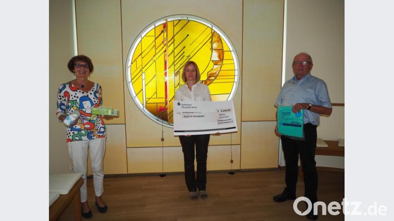 Waltraud Koller-Girke (links) übergibt mit Bernhard Steghöfer den Spendenscheck an Susanne Wagner. Bild: krb