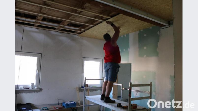 Kommandant Reinhard Vogel legt Hand an bei den Umbauarbeiten im künftigen Umkleideraum der Feuerwehr Hirschbach. Bild: lei