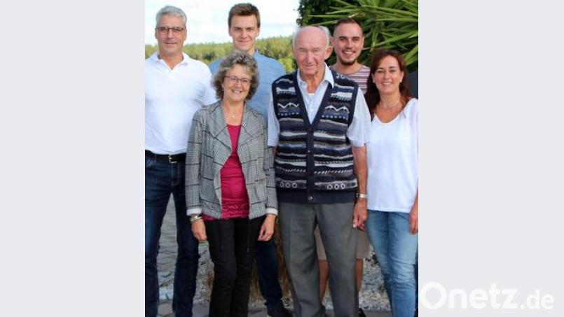 Jubilar Max Bößl mit seinen drei Kindern und zwei seiner fünf Enkel. Bild: lgc