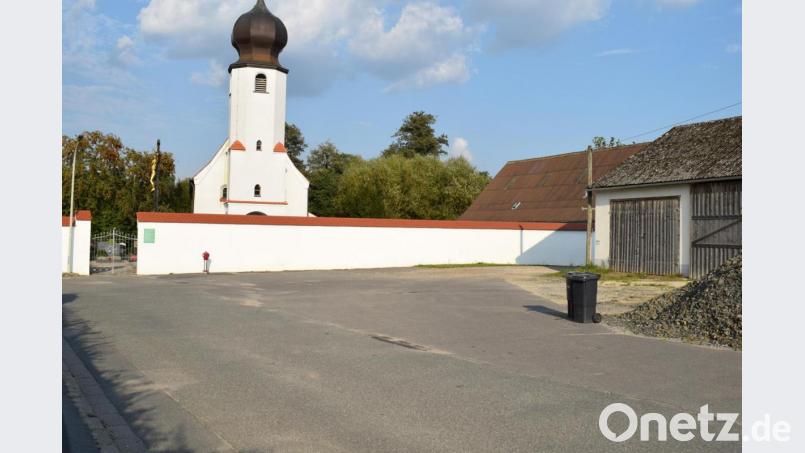 Das Parken am Friedhofvorplatz soll künftig in geordneten Bahnen erfolgen. Die Pläne fanden die Zustimmung des Bauausschusses. Bild: bnr