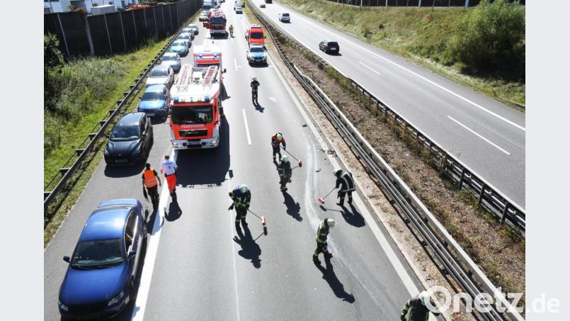 Stillstand auf der A93 bei Weiden. Die Feuerwehr ist im Einsatz. Bild: Gabi Schönberger