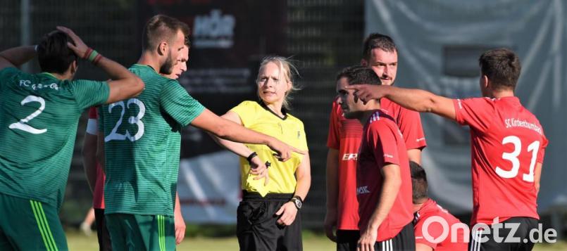 Schiedsrichterin Anna-Lena Mayer (Mitte) hatte beim Spiel FC Weiden-Ost gegen den SC Kirchenthumbach alle Hände voll zu tun. Doch die Unparteiische behielt in hitziger Atmosphäre stets den Überblick. Bild: btg
