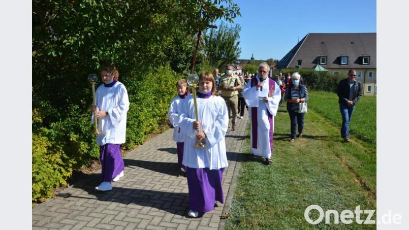 Am Freitagnachmittag fand ein Kreuzweg vom Kloster Theresianum bis zur Kalvarienbergkapelle statt, mit dabei war Pfarrseelsorger Pater Benedikt Leitmayr. Bild: jr