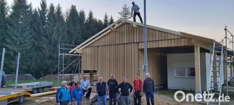 Einen spontanen Richtspruch richtete Zimmerermeister Christian Ring auf der Dachspitze an die Zimmerleute und das Helferteam des WSV-Schönsee. Bild: eib