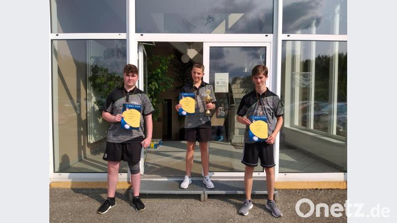 Sie stehen bei der Vereinsmeisterschaft für Jugendliche der SCE-Tischtennisabteilung quasi auf dem Treppchen: (von links) Felix Fraunhofer (Zweiter), Nico Legath (Erster) und Luca Hey (Dritter). Bild: btb