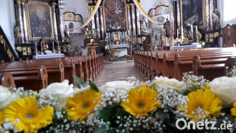 Das Blkd erweckt den Eindruck, dass in der Pressather Stadtpfarrkirche genügend Platz vorhanden ist: Unter Corona-Bedingungen ist das aber etwas anders. Und bei der Erstkommunionfeier ist die Kirche ausschließlich für die Kommunionfamilien reserviert. Die Öffentlichkeit kann aufgrund der jeweils zugelassenen Höchstzahl an Gottesdienstbesuchern nicht daran teilnehmen. Bild: mng