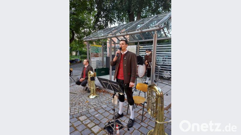 Vorsitzender Michael Niebauer begrüßte die Zuhörer des ersten Serenadenabends auf dem Marktplatz. Bild: lg