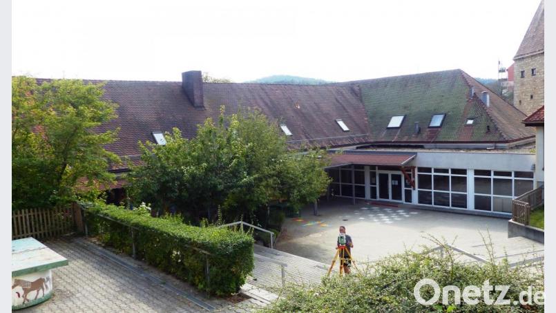 Derzeit laufen die Planungsarbeiten für die Generalsanierung der Volksschule und der Turnhalle in Kastl. Im Bild rechts- ist das Flachdach der Aula zu sehen, bis zu der die Sanierung erfolgt. Bild: jp