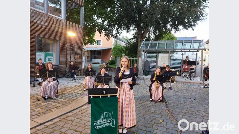 Junge Musikerinnen führten durch das Programm. Auf dem Bild kündigt Lisa Biegerl die &quot;Träumereien im Egerland&quot; an. Bild: lg