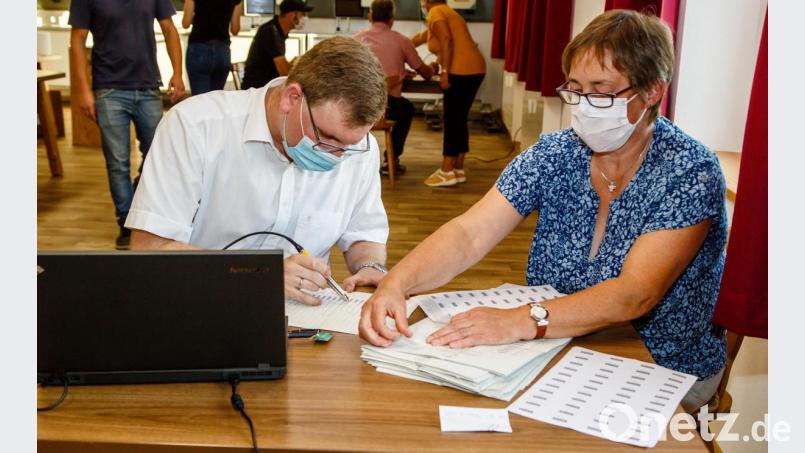 Konzentriert bei der Arbeit: Getraud Schichtl (rechts) und Felix Engel zählen in Guteneck stimmen aus. Bild: Hösamer