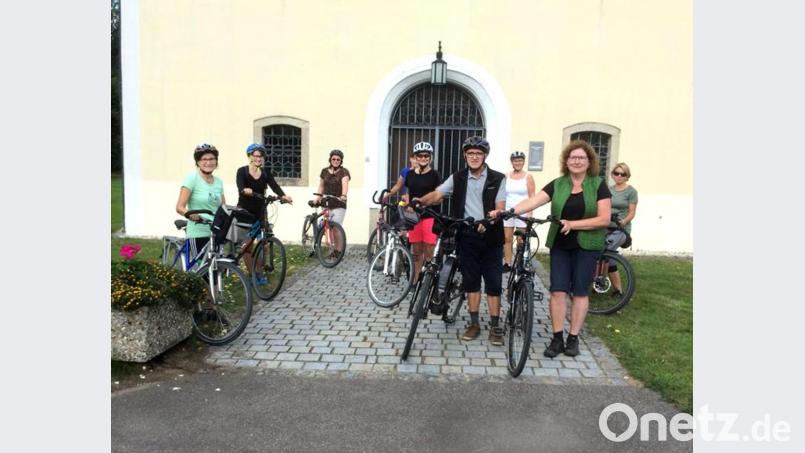 Die Teilnehmer an der Radltour mit spirituellen Impulsen machten Stopp an der Johannisbergkirche. Mit den Kontaktbeschränkungen hatte die Gruppe im Freien keine Probleme. Bild: boj