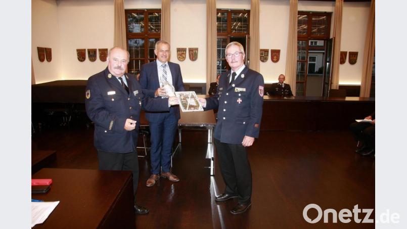 Mit Erreichen des 65. Lebensjahres scheidet KBM Albert Fröhlich (rechts) vom aktiven Dienst aus. Kreisbrandrat Andreas Wührl und Landrat Roland Grillmeier (von links) bedankten sich bei Fröhlich für dessen langjähriges Engagement. Bild: wro
