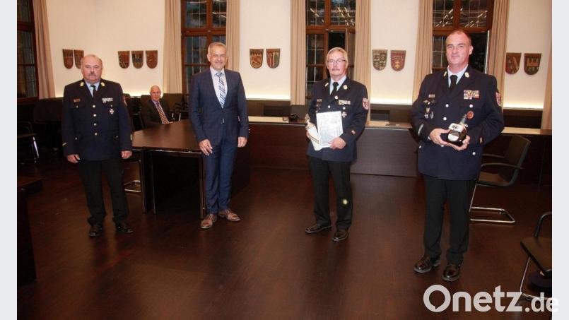 Die Ernennung Wolfgang Wedlichs (rechts) zum neuen Kreisbrandmeister war in die staatlichen Ehrungen eingebunden. Der Festakt fand im Landratsamt statt. Im Bild: Kreisbrandrat Andreas Wührl, Landrat Roland Grillmeier, Albert Fröhlich und Wolfgang Wedlich. Bild: wro