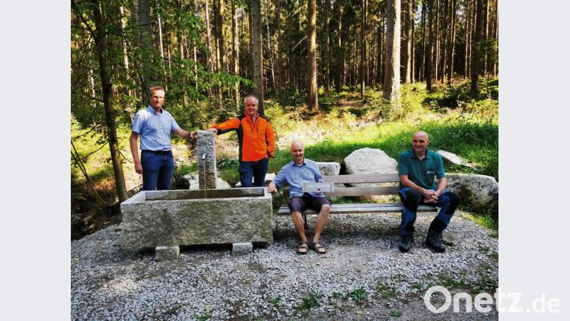 Der Namenspatron und die Organisatoren: Bartholomäus Huber (Mitte – mit Schild) hatte die Idee zum Namen „Sehnsuchtsbrunnen“ für den neuen Brunnen am Walderlebnispfad Bischofsgrün. Mit ihm freuen sich Bürgermeister Michael Schreier, Martin Hertel stellvertretender Leiter des Forstbetriebs Fichtelberg und Werner Schmidt, Förster in Bischofsgrün. Bild: Forstbetrieb Fichtelberg/exb