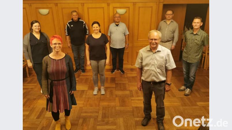 Der neu gewählte Vorstand des Freien Wählerblocks Pressath: (vorne, von rechts) Vorsitzender Wolfgang Graser und seine Stellvertreterin Barbara Krauthahn, (mittlere Reihe, von links) Julia Böhm, Christiane Davis und Raimund Pöllmann sowie (hinten, von links) Max Pfleger, Thomas Busch und Rudi Fuchs. Bild: exb