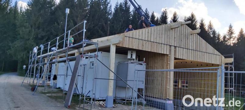 Der Umkleide- und WC-Container bleibt, aber verschwindet optisch unter der neuen Holzkonstruktion mit Garage für das Loipenspurfahrzeug. Bild: eib