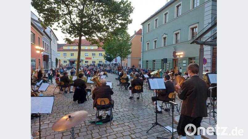 Die Stadtkapelle verwandelte den Marktplatz am Samstagabend in eine Konzertarena, in der Publikum und Musiker im Abstand platziert waren. Bild: lg