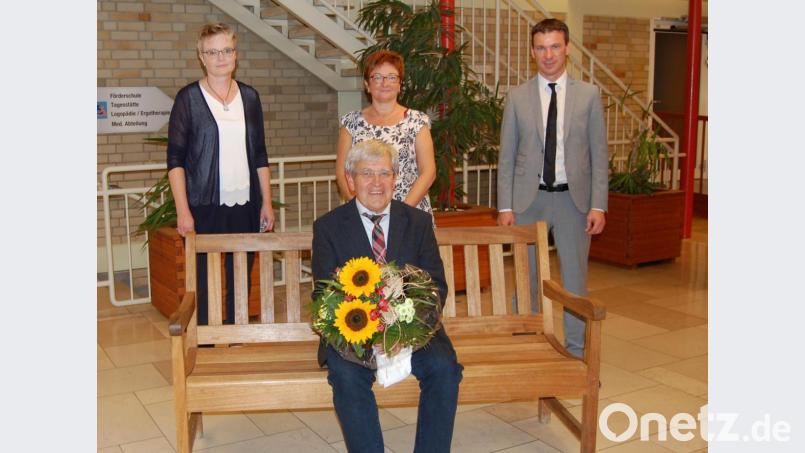 30 Jahre wirkte Johann Bock (sitzend) in verantwortungsvollen Positionen zum Wohle der Betreuten im HPZ Irchenrieth mit, sei es als Vorstandsmitglied, stellvertretender Vorsitzender und zuletzt drei Jahre als Aufsichtsratsvorsitzender. Dafür gab es Dank und Anerkennung. Die Vorstandschaft (stehend von links die stellvertretenden Vorstandsvorsitzenden Claudia Prommersberger und Brigitte Krause sowie Vorstandsvorsitzender Christian Stadler) plant zu einem späteren Zeitpunkt eine offizielle Verabschiedung. Bild: grm