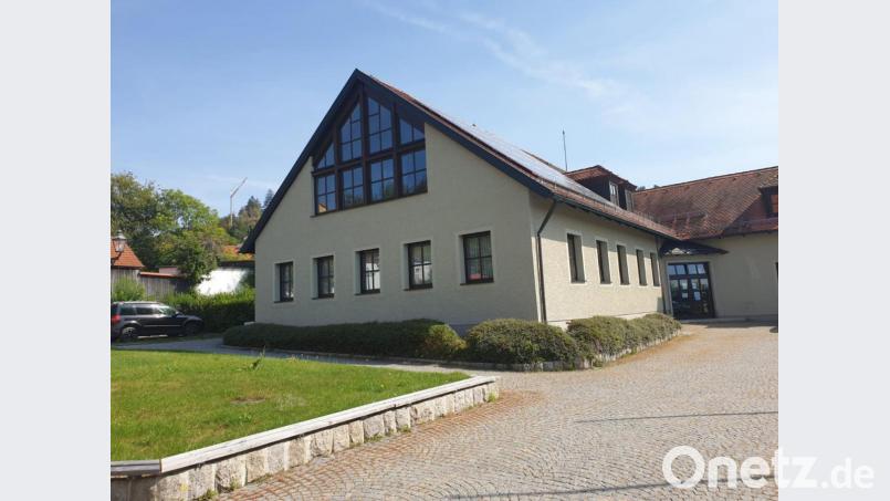 Das Rathaus wurde neu gestrichen, dem Bürgermeister gefällt der neue Anstrich &quot;jeden Tag besser&quot;. Bild: exb