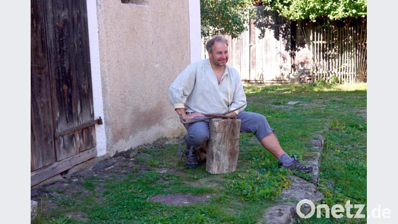 Der Bauer (Michael &quot;Mike&quot; Schulz) beim Dengeln einer Sichel. Dies ist eine Probenaufnahme - im Film wird er andere Schuhe tragen! Bild: gac
