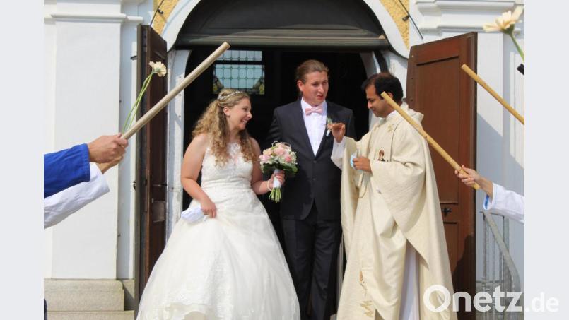 Das Brautpaar hat's geschafft. Pfarrer Pater Anish George gratuliert. . Bild: soj