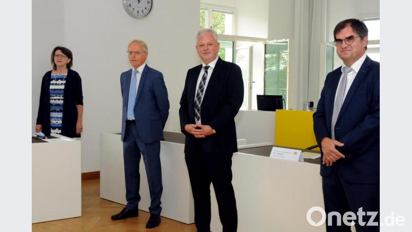 Zum Führungswechsel beim Amtsgericht kamen der Präsident des Oberlandesgerichts Nürnberg, Thomas Dickert (Mitte) und seine Stellvertreterin Waltraut Bayerlein (links) nach Amberg. Sie verabschiedeten den langjährigen Direktor Ludwig Stich (Zweiter von links) in den Ruhestand und begrüßten dessen Nachfolger Stefan Täschner (rechts). Bild: Stephan Huber