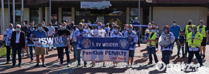 Fans der Blue Devils Weiden protestierten vor der Hans-Schröpf-Arena. Bild: gb