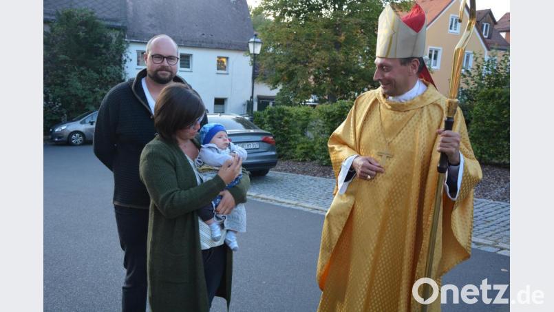 Weihbischof Herwig Gössl segnete den kleinen Paul. Bild: jr