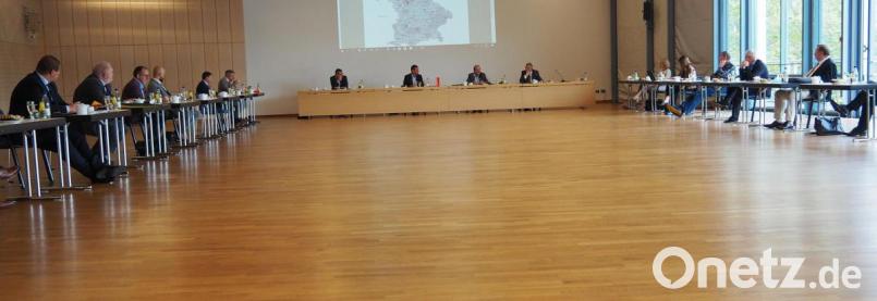 Herbsttagung des Verwaltungsausschusses der Arbeitsagentur Weiden unter Leitung seines Vorsitzenden Walter Scharnagl (Quertisch, Dritter von links) und des stellvertretenden Vorsitzenden Peter Hofmann (Vierter von links). Mit dabei auch die ehemaligen Mitglieder.sowie Arbeitsagenturchaf Thomas Würdinger (Quertisch, Zweiter von links). Bild: Bühner