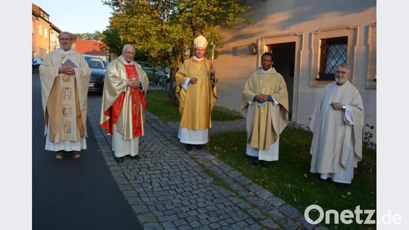Die Geistlichen des feierlichen Pontifikalamtes vor dem Gottesdienst, mit dabei waren (von links) Pfarrseelsorger Pater Benedikt Leitmayr, Pater Friedhelm Czinczoll, Bambergs Weihbischof Herwig Gössl, Pater Paul Jumatatu und Pater Paul Schreml. Bild: jr