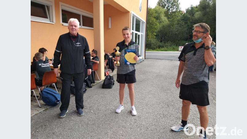 Abteilungsleiter Dieter Sporr (links) und Jugendleiter Manfred Kleber gratulieren Jugend-Vereinsmeister: Nico Legath (von rechts). Bild: btb