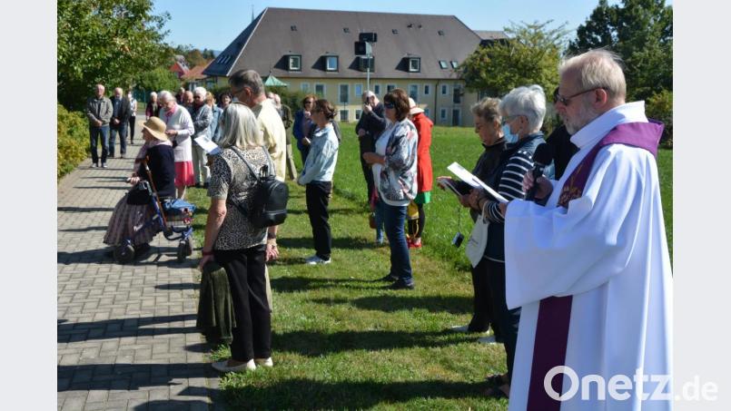 Am Freitagnachmittag fand ein Kreuzweg vom Kloster Theresianum bis zur Kalvarienbergkapelle statt, mit dabei war Pfarrseelsorger Pater Benedikt Leitmayr. Bild: jr