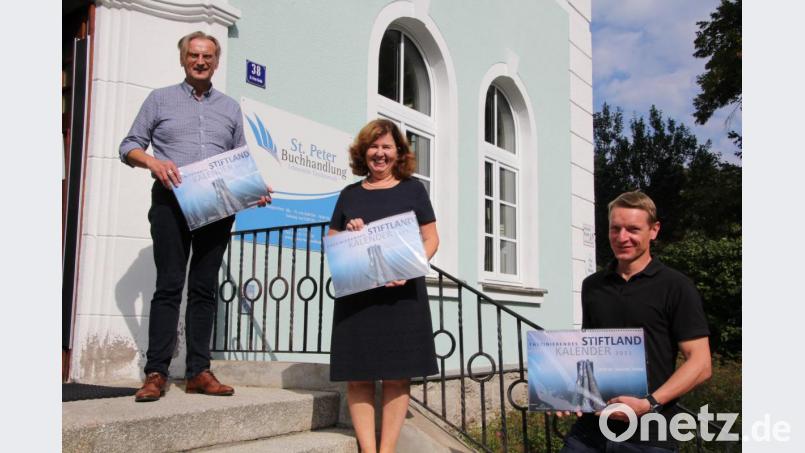 Voller Stolz präsentierte Matthias Kunz (rechts) seinen Kalender 2021. Mit dabei waren Lebenshilfe-Geschäftsführer Berthold Kellner und die Leiterin des St. Peter-Buchladens,Gertraud Ernstberger. Bild: kro