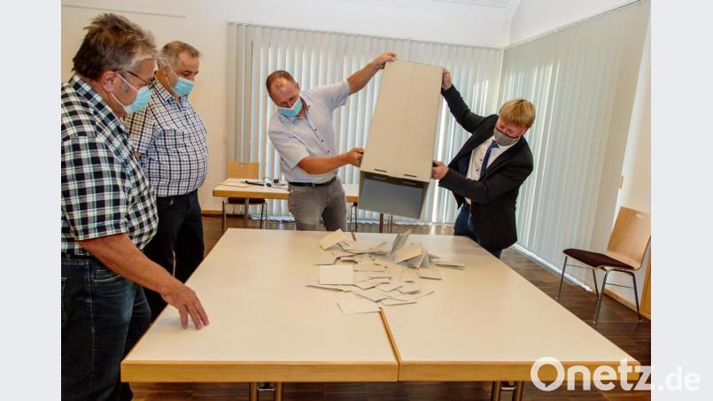 Kurz nach 18 Uhr leeren Bürgermeister Markus Schiesl und Markus Dirschwigl (von rechts) die Urne im Wahllokal im Haus der Pfarrgemeinde in Altendorf aus. Bild: Hösamer