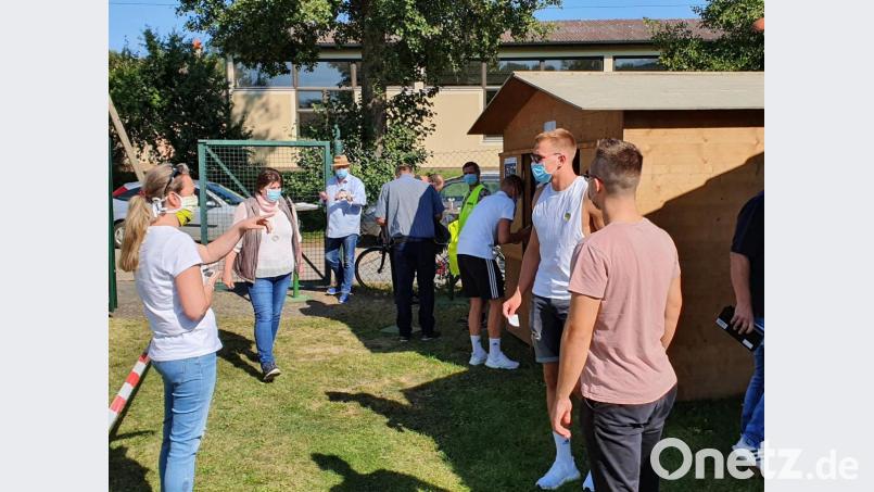 Silke Ibler (links) zählt nach: Bei 200 Zuschauern war beim FC Wernberg Schluss. Bild: mr