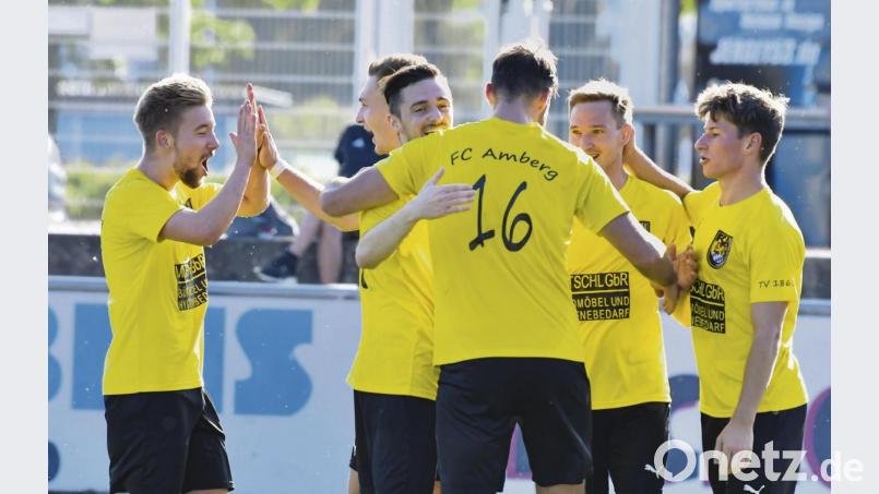 Kollektiver Torjubel bei den Spielern des FC Amberg nach dem Führungstor von Torjäger Dennis Kramer (Mitte vorne) in der 44. Spielminute. Am Ende siegte der Bezirksliga-Spitzenreiter gegen den SC Luhe-Wildenau mit 3:2. Bild: zg
