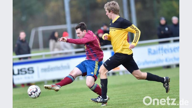 Volltreffer: Patryk Bytomski (links) traf beim 4:0-Sieg der SV Grafenwöhr in Tegernheim zum zwischenzeitlichen 2:0. Archivbild: A. Schwarzmeier
