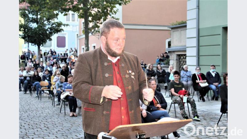 Klassiker der böhmischen Blasmusik, aber auch neue Titel dirigierte der musikalische Leiter Tobias Zeitler. Bild: lg