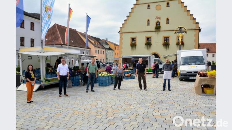 Sie freuten sich über den guten Start des Wochenmarkts vor dem Hirschauer Rathaus. Von links: Sandra Hüttner von der Stadt Hirschau, Bürgermeister Hermann Falk und die Anbieter vom Beutnerhof, Frau Raab, vom Hofladen Schönberger und der Bio-Käserei Wohlfahrt. Bild: fdl