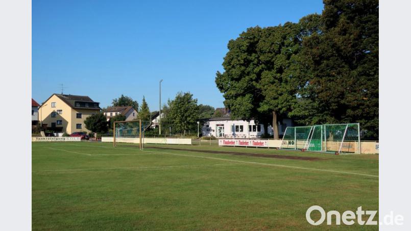 Die Stadt Schwandorf ist nun Eigentümerin des FC-Sportgeländes an der Naab. Sie bekam in einem Bieterverfahren den Zuschlag. Bild: Hirsch