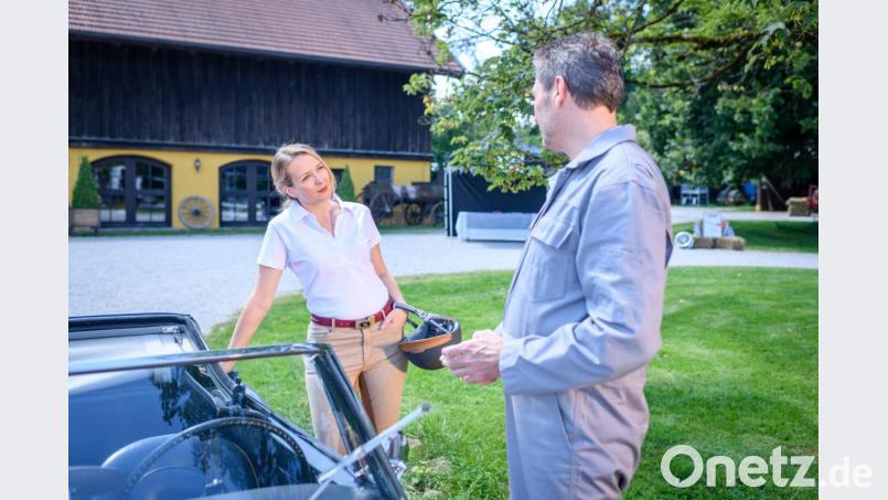 Selina (Katja Rosin) trifft bei einer Oldtimer-Rallye Christoph (Dieter Bach) in „Sturm der Liebe“ (Montag, 15.10 Uhr/ARD). Bild: ARD/Christof Arnold