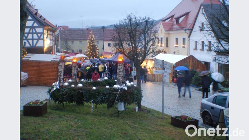 In Bad Neualbenreuth wird es dieses Jahr keine Neuauflage des kunsthandwerklichen Weihnachtsmarktes geben. Im die Veranstaltung 2019, die trotz heftigen Winds und Regenwetters ein Erfolg war. Archivbild: enz