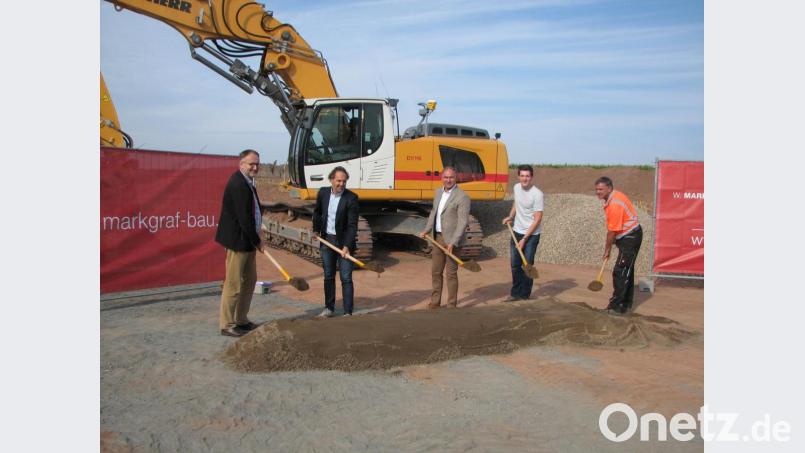 Die Diplomingenieure Günther Schwab und Manuel Zwick, Bürgermeister Richard Kammerer, Bauleiter Schultes und Polier Wagner nehmen den ersten Spatenstich zur Erschließung des Baugebiets „Schloßäcker 2“ vor. Bild: knh