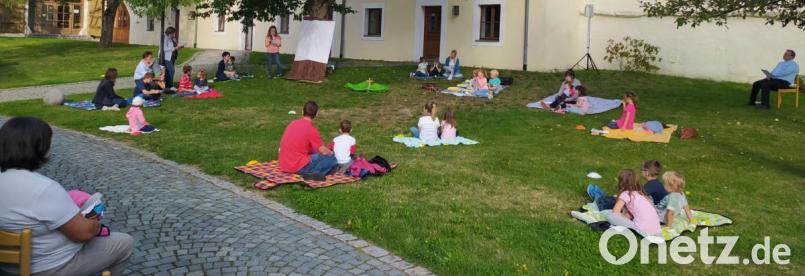 Die Kindergottesdienstgruppe Ichtys traf sich zu einem Gottesdienst im Pfarrgarten. Bild: Bianca Greger/exb
