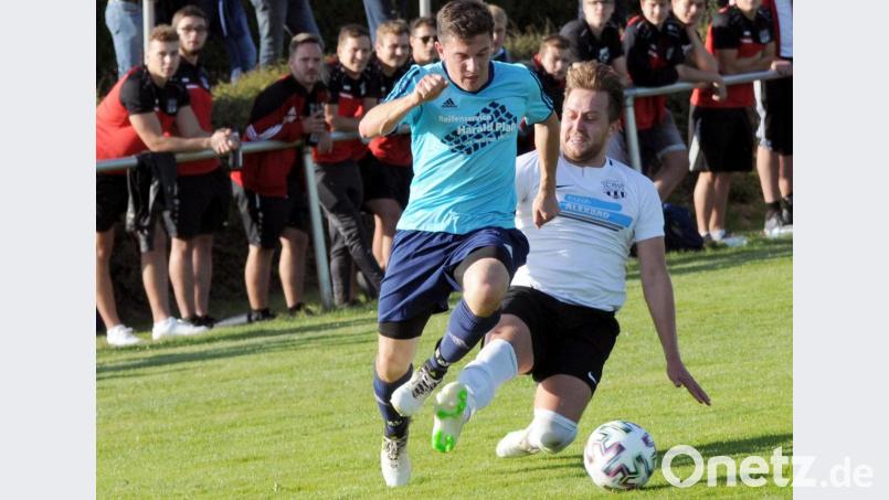 Der Waldershofer Simon Wollner (rechts) kam gegen Lukas Baumgärtner (TSV Konnersreuth) nicht hinterher und packte als letztes Mittel die rabiate Grätsche aus. Bild: heh
