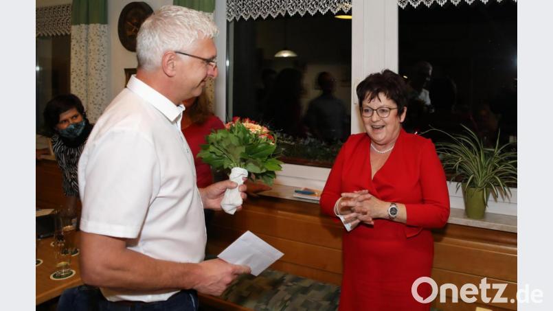 Stellvertretender Vorsitzender Reinhold Kastner überreichte zum Abschied an die langjährige SPD-Ortsvereinsvorsitzende Brigitte Scharf einen Blumenstrauß. Bild: njn